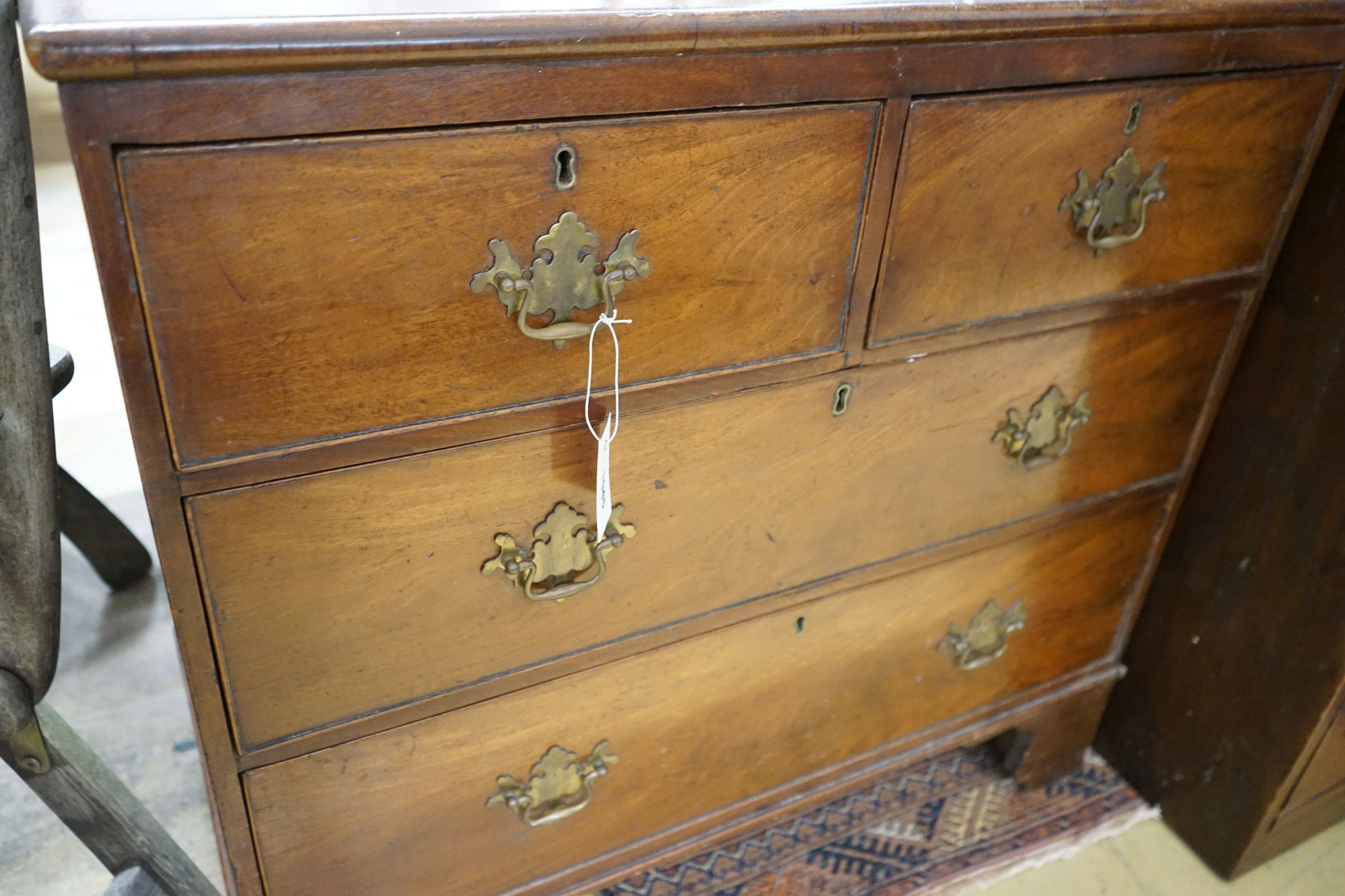 A small George III mahogany chest of drawers, width 87cm, depth 46cm, height 84cm